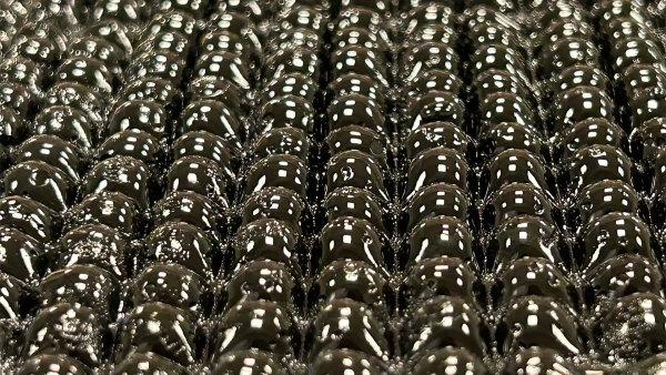 сетка пузырьков на темной поверхности