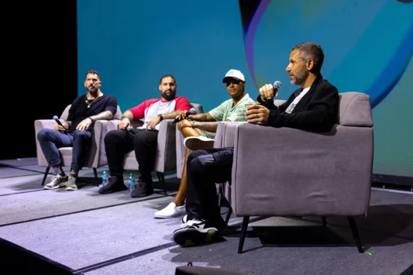 Пойер второй справа на сцене Psychedelic Science 2025.