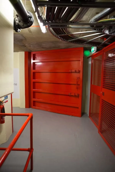 Еще одна сверхпрочная взрывозащитная дверь.