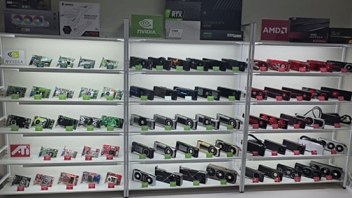 ljubitel-zheleza-pokazal-kollekciju-videokart-iz-flagmanov-amd-i-nvidia-391fd04.jpg