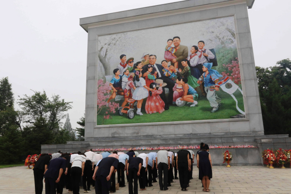 Моральный кодекс строителя чучхеизма: во что верят северокорейцы и как публично каются за&nbsp;грехи