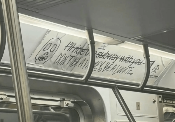 Разработчик ИИ-подвески Friend завесил рекламой нью-йоркское метро — жители стали расписывать баннеры критикой, но он на это и рассчитывал