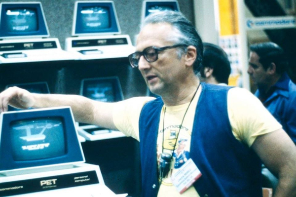 Чак Педдл с экспозицией компьютеров Commodore PET. И да, это снова «Звёздный путь».