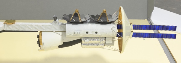 Картер Эммарт построил две модели корабля-циклера. Одну он подарил Национальному музею воздухоплавания и астронавтики. Эта модель включала разрез, показывающий жилые помещения. Изображения: Смитсоновский институт Картер Эммарт построил две модели корабля-циклера. Одну он подарил Национальному музею воздухоплавания и астронавтики. Эта модель включала разрез, показывающий жилые помещения. Изображения: Смитсоновский институт