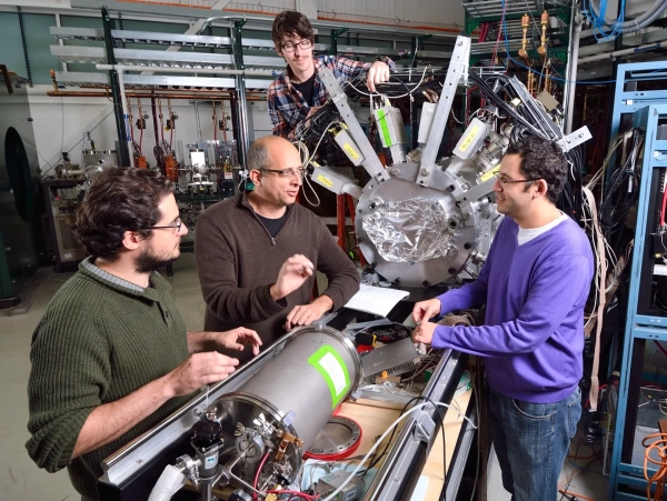 Слева направо: Антониос Контос, Хендрик Шатц, Зак Майзель и Фернандо Монтес собираются вокруг приборов FRIB, которые используются для воссоздания тех же ядерных реакций, которые происходят внутри звёзд. Слева направо: Антониос Контос, Хендрик Шатц, Зак Майзель и Фернандо Монтес собираются вокруг приборов FRIB, которые используются для воссоздания тех же ядерных реакций, которые происходят внутри звёзд.