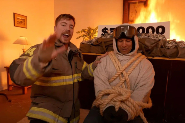 В последнем видосе мистер Бист предлагает каскадеру попробовать выбраться из горящего дома, чтобы выиграть полмиллиона баксов. Кстати, вы смотрели хотя бы один его ролик? В последнем видосе мистер Бист предлагает каскадеру попробовать выбраться из горящего дома, чтобы выиграть полмиллиона баксов. Кстати, вы смотрели хотя бы один его ролик?