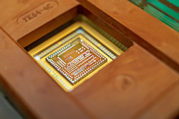 Фото — пресс-служба ННГУ. Фотография матрицы мемристорных ячеек 32x8 в стандартном корпусе