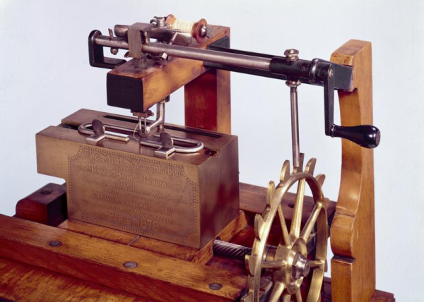 Рабочий аппарат Сэйнта построили только в 1874 году усилиями Ньютона Уилсона. Однако все основные элементы, присущие современным машинам, на месте Рабочий аппарат Сэйнта построили только в 1874 году усилиями Ньютона Уилсона. Однако все основные элементы, присущие современным машинам, на месте