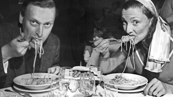 Американцы едят спагетти в ресторане в Венеции, 1950 год (при этом паста, и тем более спагетти, никогда не были характерны для венецианской кухни) Американцы едят спагетти в ресторане в Венеции, 1950 год (при этом паста, и тем более спагетти, никогда не были характерны для венецианской кухни)