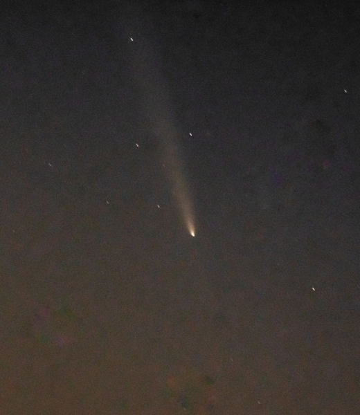 Комета C/2023 A3 - один кадр, без сложения, без трекинга. Видно что звезды расползаются в черточки - Земля крутится! Видно что много цифровых шумов - ИСО высокий, нет сложения кадров Комета C/2023 A3 - один кадр, без сложения, без трекинга. Видно что звезды расползаются в черточки - Земля крутится! Видно что много цифровых шумов - ИСО высокий, нет сложения кадров