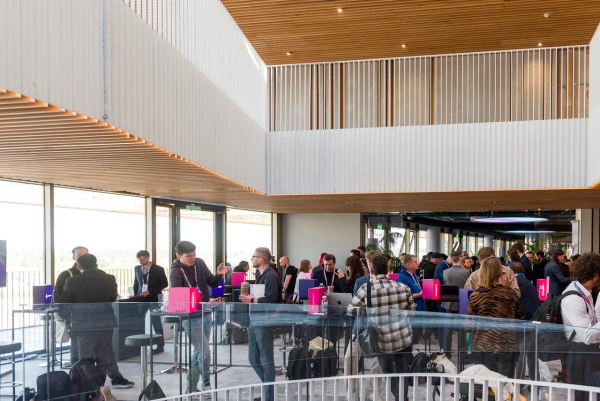 Атмосфера рабочая: команды, ноутбуки, прототипы, участники обсуждают фичи и API прямо у стендов, спорят об архитектуре и интерфейсах 