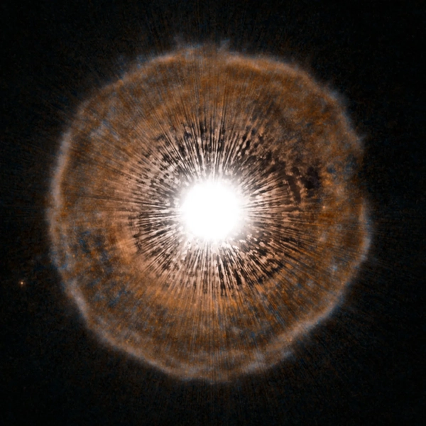 U Жирафа — звезда асимптотической ветви гигантов, тип красного гиганта, в котором происходит s-процесс. Каждые несколько тысяч лет гелиевая оболочка, окружающая ядро звезды, начинает гореть, заключая звезду в газовый пузырь, как видно на этом снимке, полученном космическим телескопом «Хаббл». Эти гелиевые вспышки являются одним из возможных условий i-процесса. U Жирафа — звезда асимптотической ветви гигантов, тип красного гиганта, в котором происходит s-процесс. Каждые несколько тысяч лет гелиевая оболочка, окружающая ядро звезды, начинает гореть, заключая звезду в газовый пузырь, как видно на этом снимке, полученном космическим телескопом «Хаббл». Эти гелиевые вспышки являются одним из возможных условий i-процесса.