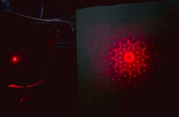 Картина дифракции, полученная при воздействии лазера на квазикристалл Dynabead, выявляет двенадцатикратную симметрию...