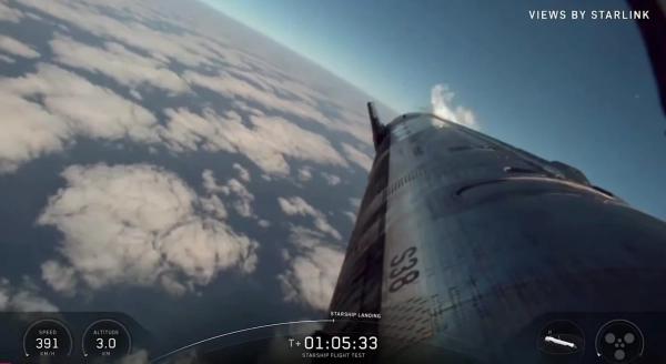 Второе поколение космического корабля SpaceX завершило почти идеальный испытательный полет 4 Бортовая камера запечатлела этот вид на Starship в последнюю минуту полёта над Индийским океаном. В этот момент...