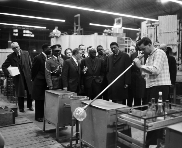 Король Бурунди посещает Philips в Эйндховене в 1962 году