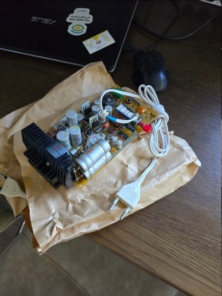 Блок питания Суры с грозными молниями. Фото Сергея Лемешева