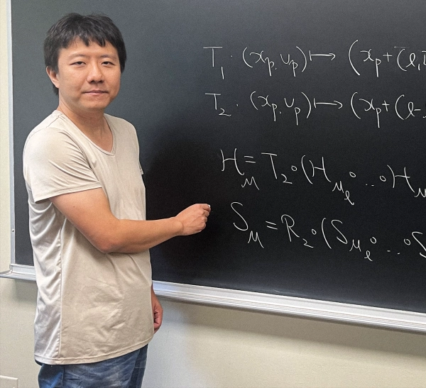 Мужчина стоит у доски