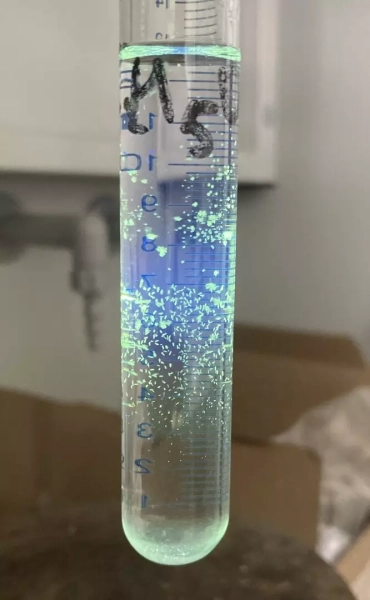 Кристаллы комплекса тербия под УФ-облучением