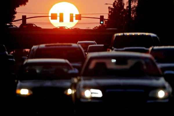 Допущение большего загрязнения выхлопными газами означает более высокие расходы на топливо для американцев 2 495a0657b60f101d181c20ebf2f6f76f.jpg