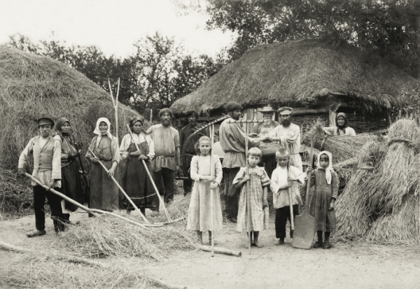Иван Филатов. Толока. Семьи Филатовых, Даньшиных и Варламцевых во время молотьбы. 1902 Собрание Музея К. Э. Циолковского/