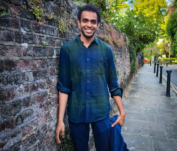 Теория игр о том, как алгоритмы могут повышать цены 2 Улыбающийся мужчина стоит на тротуаре