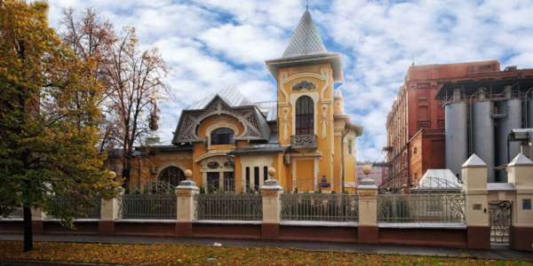 Особняк Динга в стиле модерн, построенный архитектором Александром Калмыковым рядом с цехом фабрики на улице Рыбинская — фабрика продолжает работать уже под брендом «Экстра М» Особняк Динга в стиле модерн, построенный архитектором Александром Калмыковым рядом с цехом фабрики на улице Рыбинская — фабрика продолжает работать уже под брендом «Экстра М»