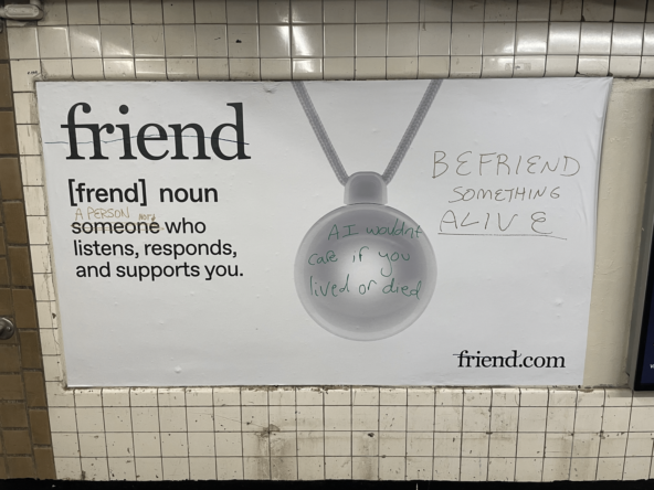 Разработчик ИИ-подвески Friend завесил рекламой нью-йоркское метро — жители стали расписывать баннеры критикой, но он на это и рассчитывал