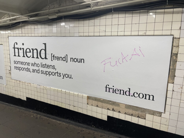 Разработчик ИИ-подвески Friend завесил рекламой нью-йоркское метро — жители стали расписывать баннеры критикой, но он на это и рассчитывал