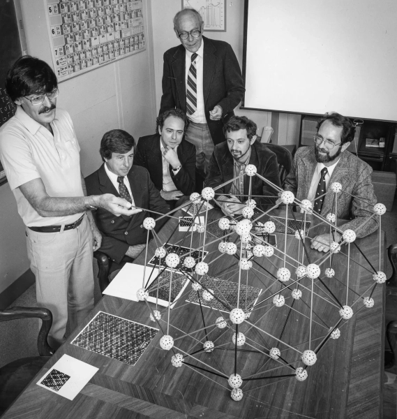 Дэн Шехтман, случайно открывший квазикристаллы в 1982 году, обсуждает удивительную атомную структуру...