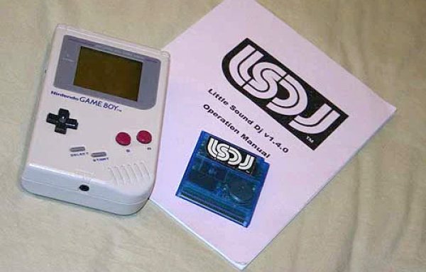 Историческое фотосвидетельство из древнего интернета: LSDj на картридже с инструкцией