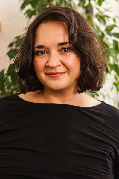 Скрытая математика океанских волн становится видна 6 женщина в черной рубашке.