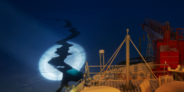 Путешествие к краю льда 9 Большая трещина в морском льду.