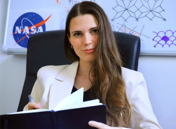 женщина с длинными темными волосами перед доской