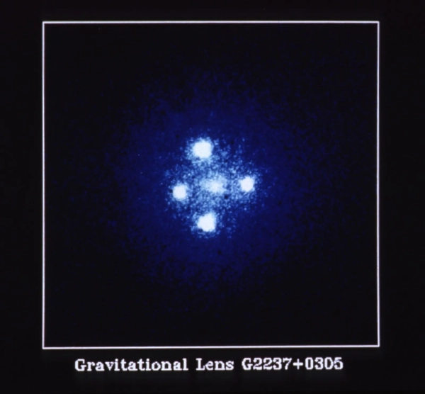 Недавно обнаруженный «Крест Эйнштейна» раскрывает существование гигантского гало темной материи 2 Крест Эйнштейна G22370305, обнаруженный в сентябре 1990 года космическим телескопом «Хаббл».