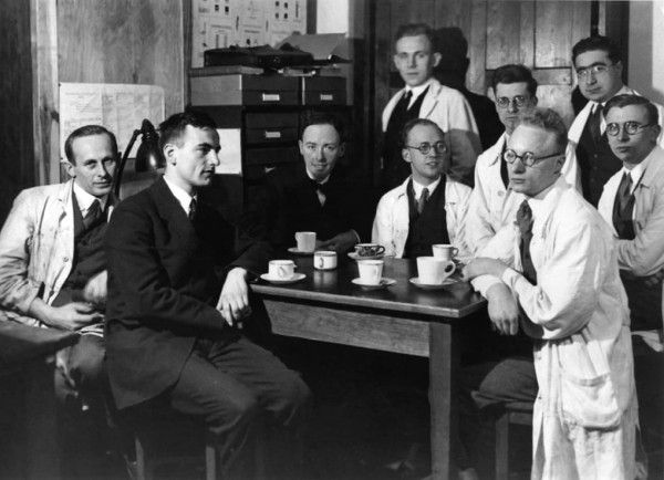 История электронного микроскопа 9 Группа Макса Кнолла с аспирантами и студентами. Эрнст Руска второй слева, Макс Кнолл третий слева. Источник: Архив Эрнста Руски