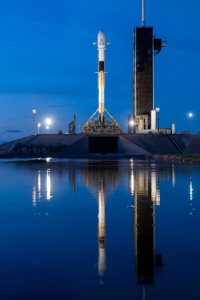 Ракета SpaceX Falcon 9 с космическими аппаратами NASA IMAP, Обсерваторией Каррутерса и NOAA SWFO-L1 стоит вертикально на стартовом комплексе 39А в Космическом центре Кеннеди во Флориде на рассвете 22 сентября.