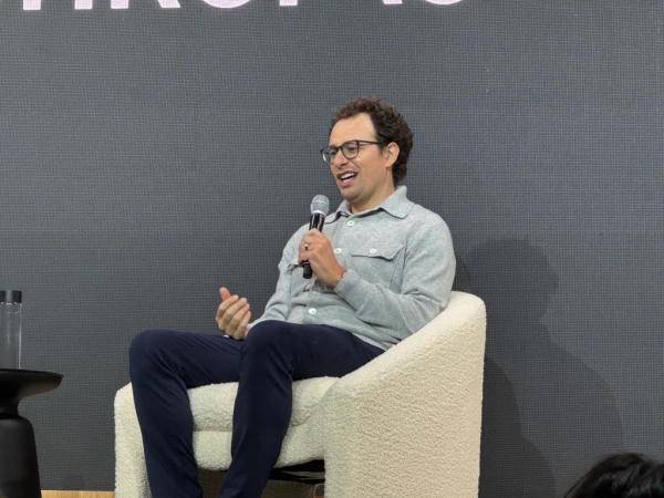 Генеральный директор Anthropic хлопает в&hellip;