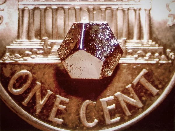 Додекаэдрическая форма этого квазикристалла гольмия-магния-цинка отражает «запрещенную» пятеричную симметрию его...