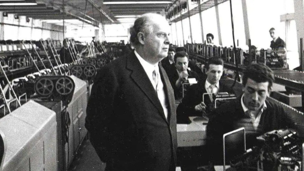 Адриано Оливетти — человек, переосмысливший подход к фабричному труду Адриано Оливетти — человек, переосмысливший подход к фабричному труду