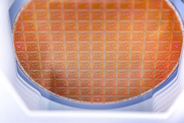 Фото — пресс-служба ННГУ. Фотография пластины диаметром 150 мм с приборным слоем тестовой микросхемы памяти, изготовленным на промышленной линии НИИИС им. Ю.Е. Седакова