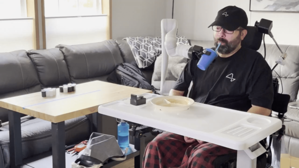 «Впервые за много лет сам надел шапку»: пациент Neuralink показал, как «силой мысли» управляет роботизированной рукой 3 699e224954c6b6d4611750c992b2d2c2.png