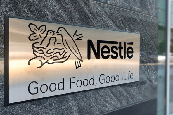 Это Nestlé Производитель кучи популярных продуктов питания, особенно детских. На логотипе птичка заботливо кормит птенцов. 