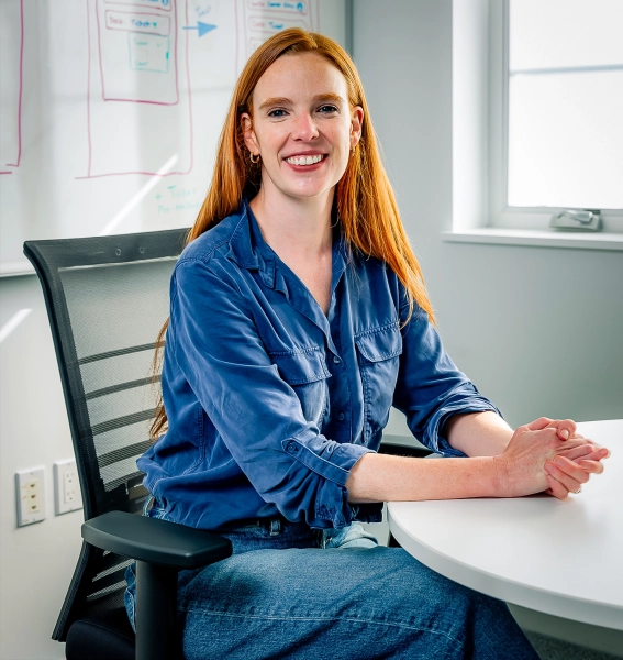 улыбающаяся женщина с рыжими волосами