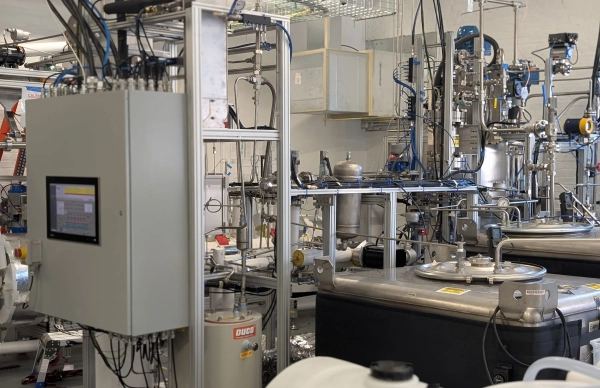 вид на склад труб и датчиков большого двигателя, используемого для обработки алюминия