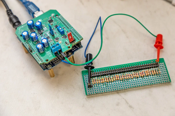 Фото — пресс-служба ННГУ. Макет электрической схемы для испытаний мемристорных матриц