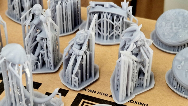 Так выглядит только что напечатанная фигурка: она находится внутри опоры и пока что не обработана