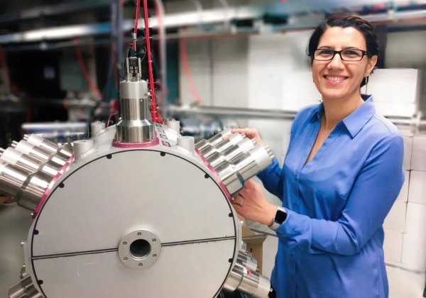 Артемис Спироу, физик из Центра пучков редких изотопов (FRIB) и Мичиганского университета, позирует с детектором Summing Nal (SuN) в FRIB — детектором гамма-излучения, используемым для измерения распадающихся изотопов. Артемис Спироу, физик из Центра пучков редких изотопов (FRIB) и Мичиганского университета, позирует с детектором Summing Nal (SuN) в FRIB — детектором гамма-излучения, используемым для измерения распадающихся изотопов.