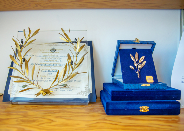 Фотография двух наград на полке.