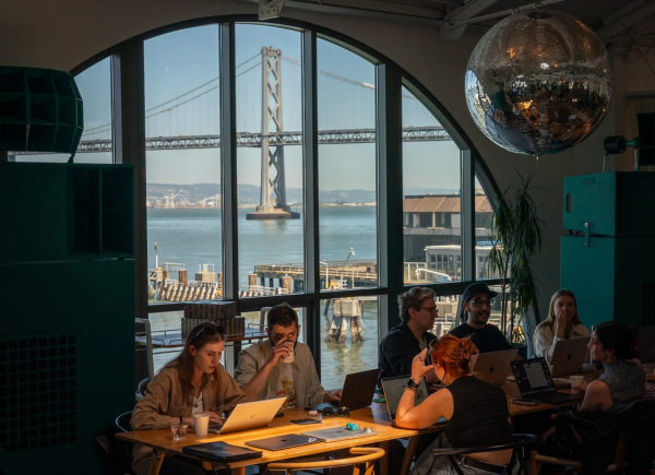 Технари и прочие часто работают и общаются в пространстве под названием Shack15, расположенном в здании Ферри-Билдинг в Сан-Франциско, откуда открывается вид на мост Сан-Франциско–Окленд Бэй-Бридж. Фото: Лорен Эллиотт для The New York Times. Технари и прочие часто работают и общаются в пространстве под названием Shack15, расположенном в здании Ферри-Билдинг в Сан-Франциско, откуда открывается вид на мост Сан-Франциско–Окленд Бэй-Бридж. Фото: Лорен Эллиотт для The New York Times.