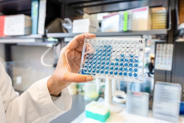 рука держит многолуночный планшет для образцов